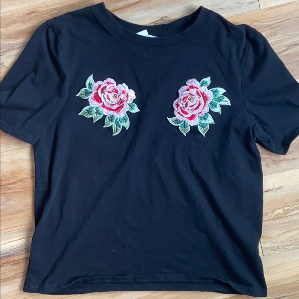 ✨H&M✨ Black Tshirt with Floral Appliqués Sz Small